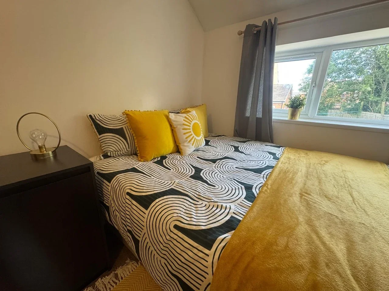 Room Hearsall Lane in Coventry