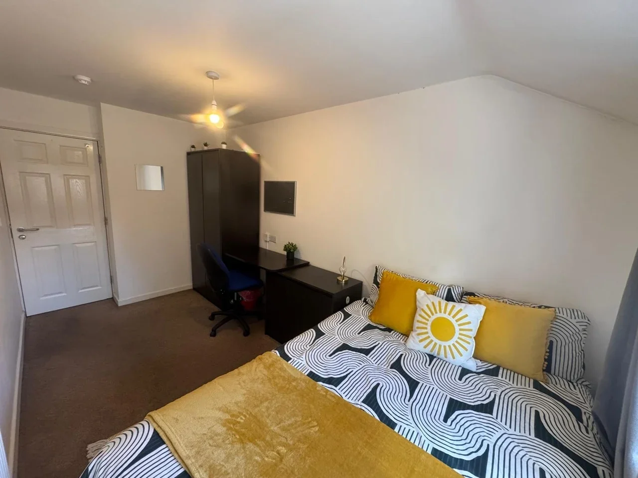 Room Hearsall Lane in Coventry