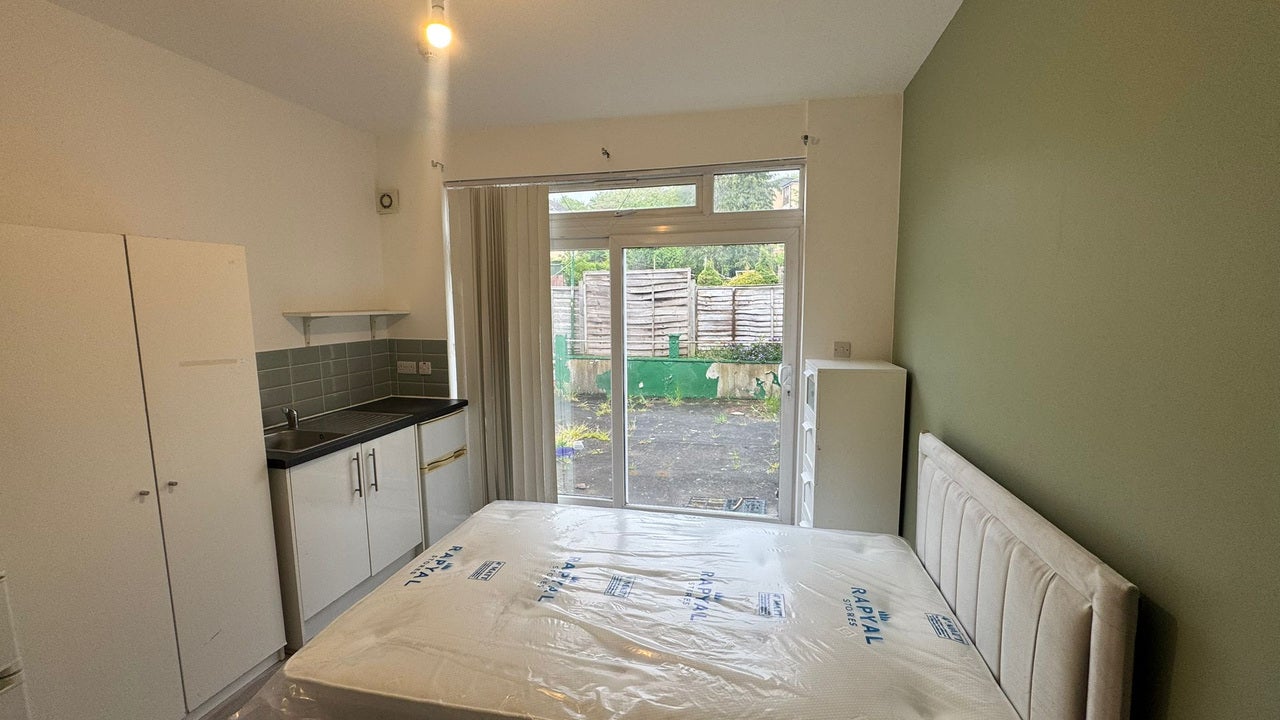 Room Ashburnham Road in Luton