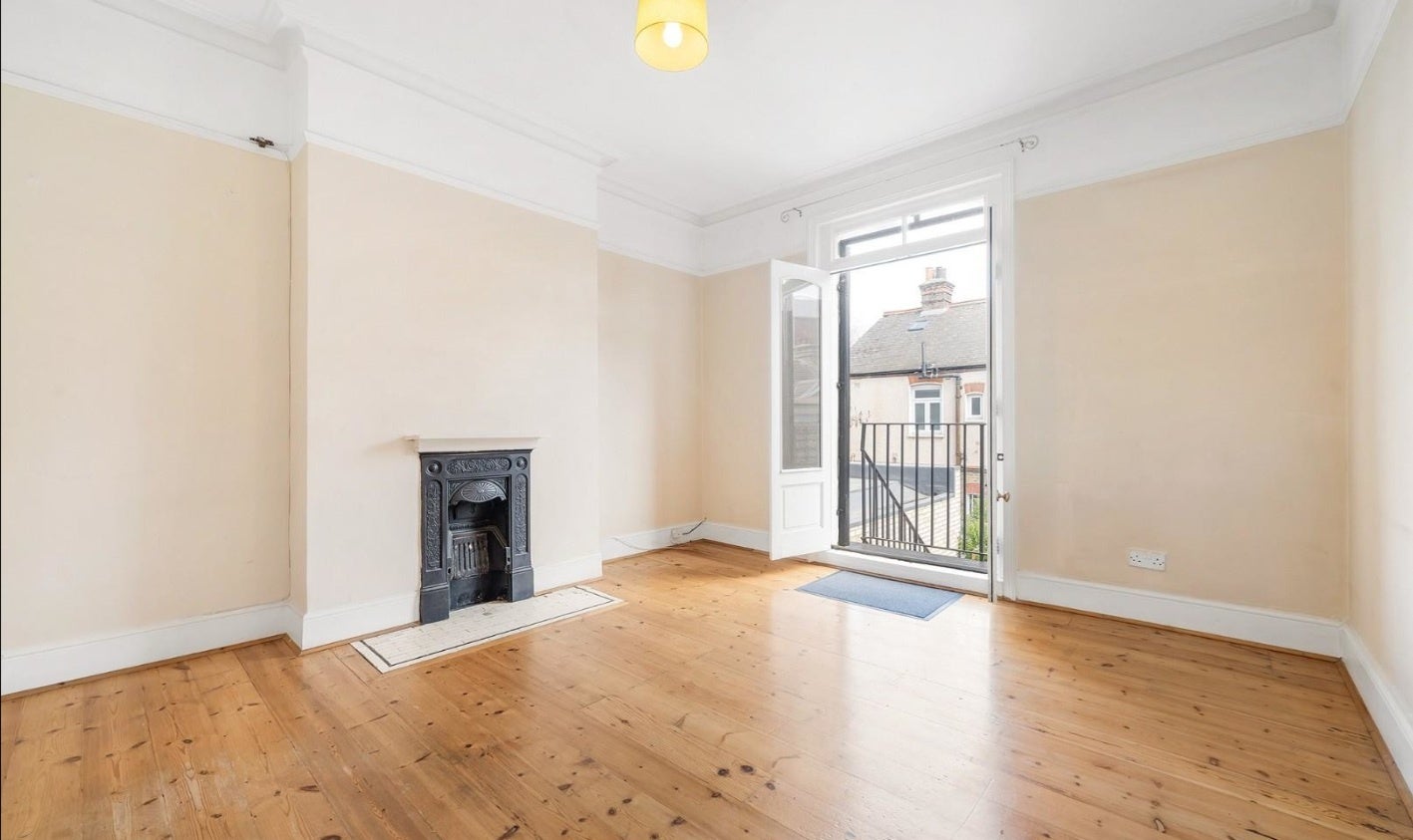 Flat Hayter Road in Greater London