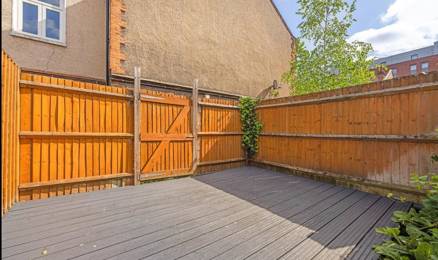 Flat Hayter Road in Greater London