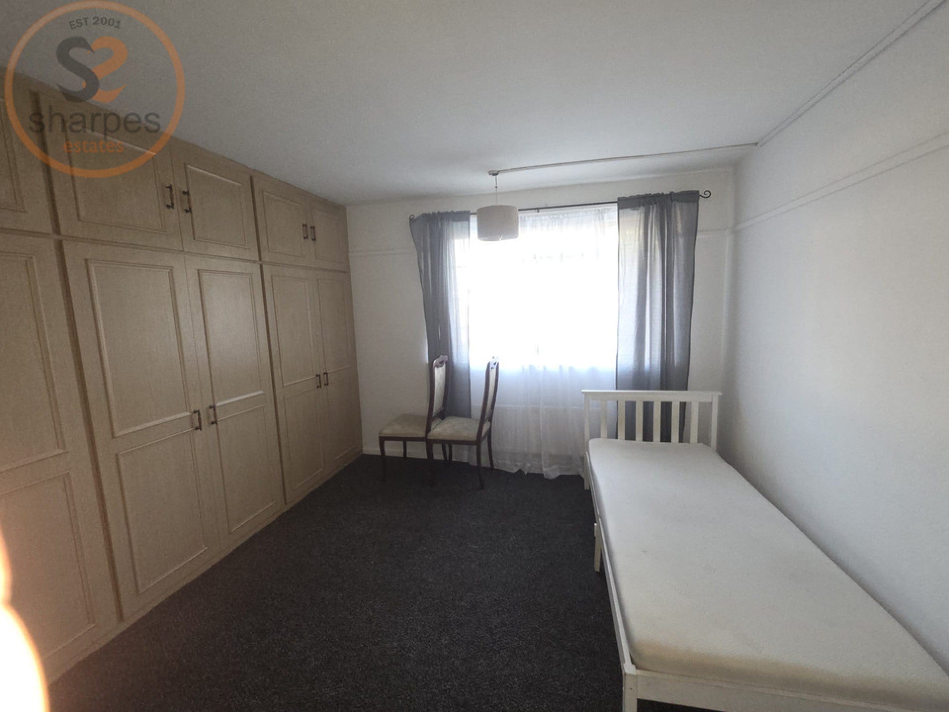 Room Manor Road in Greater London