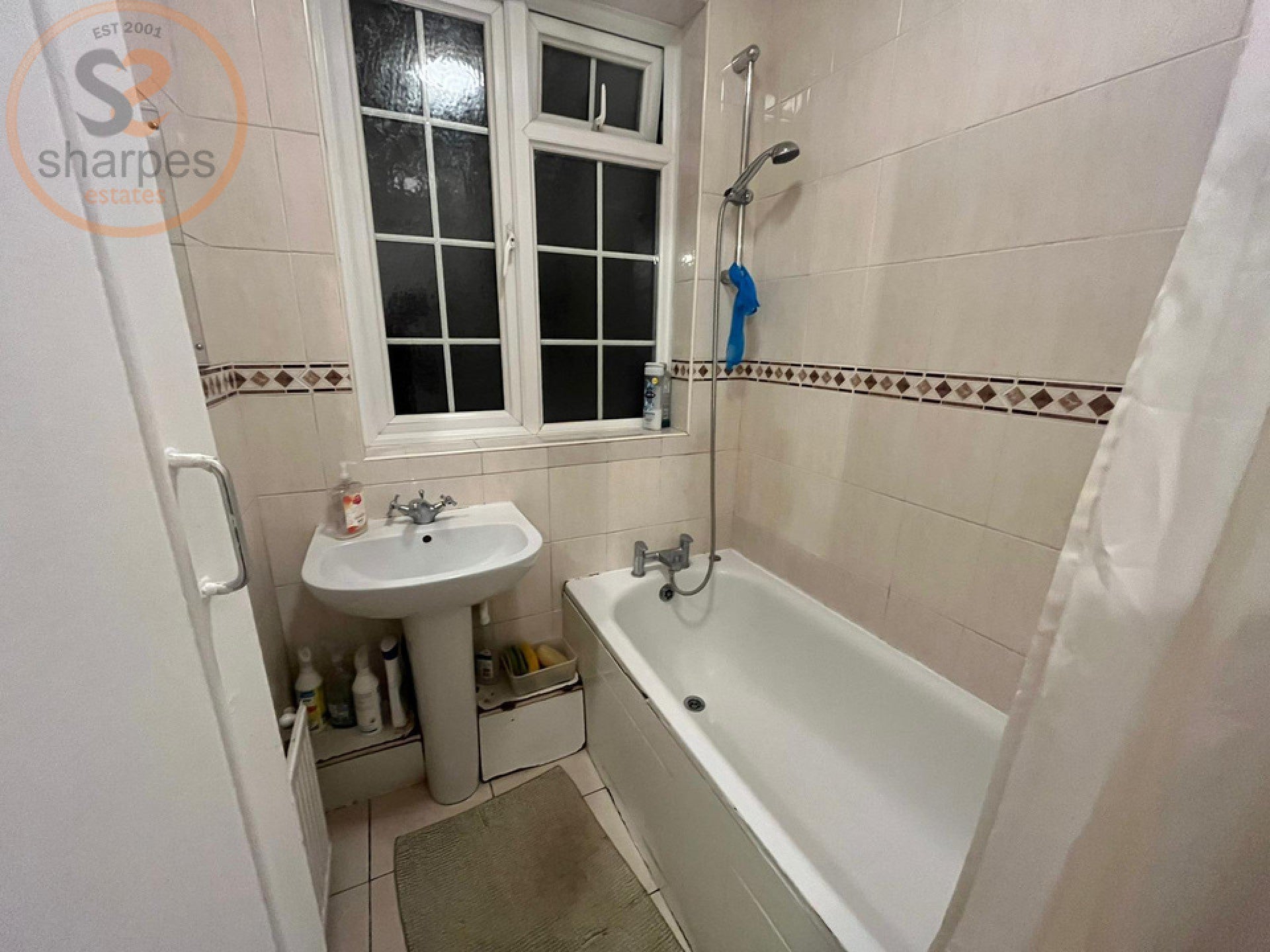 Room Manor Road in Greater London