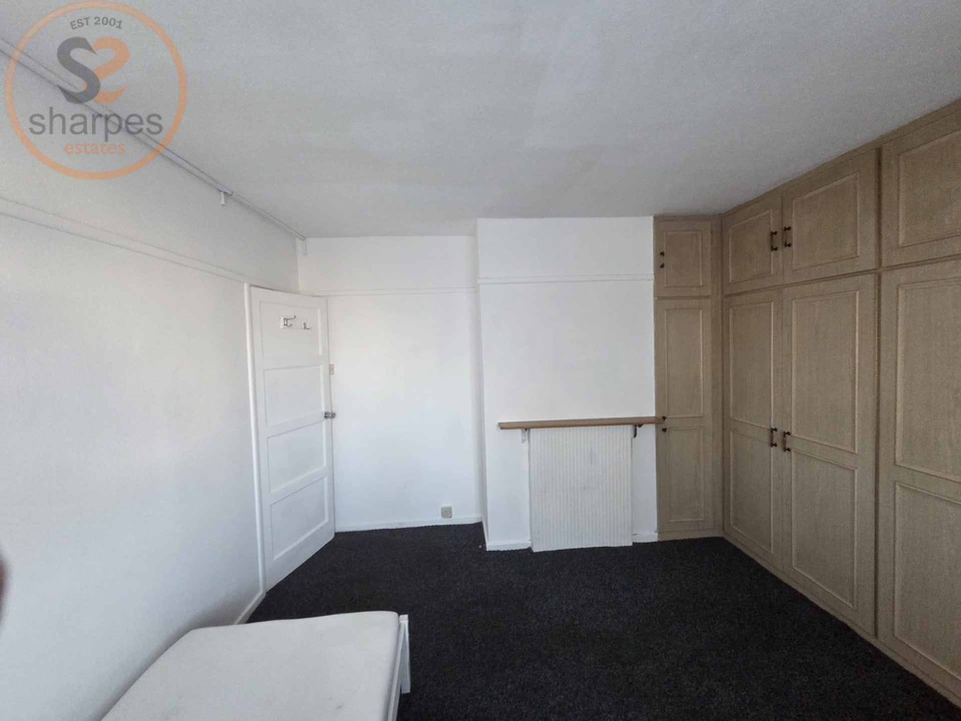 Room Manor Road in Greater London