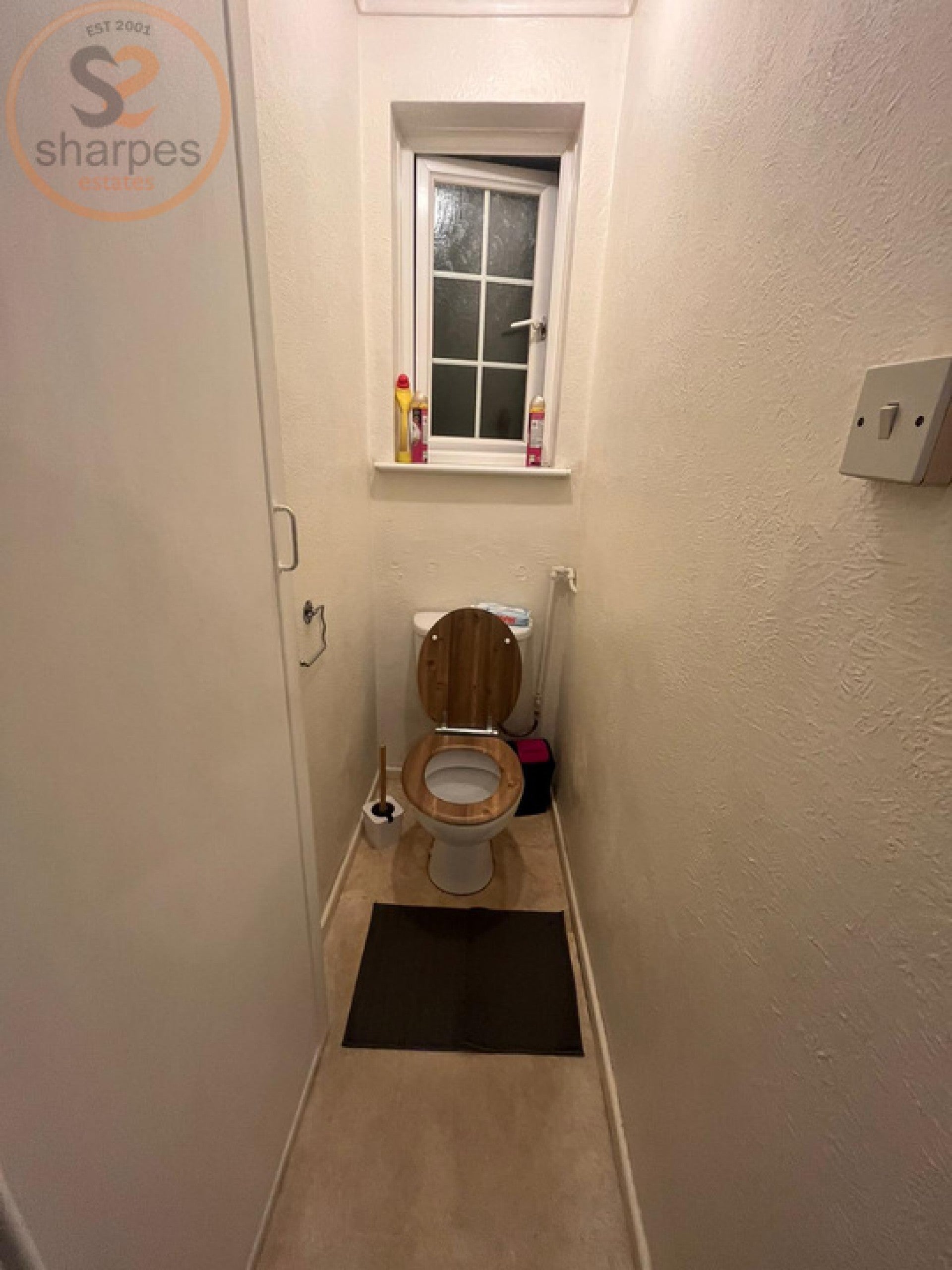 Room Manor Road in Greater London