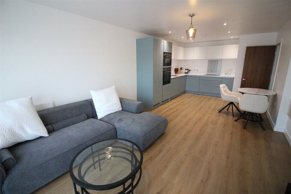 Flat Knoll Rise in Greater London