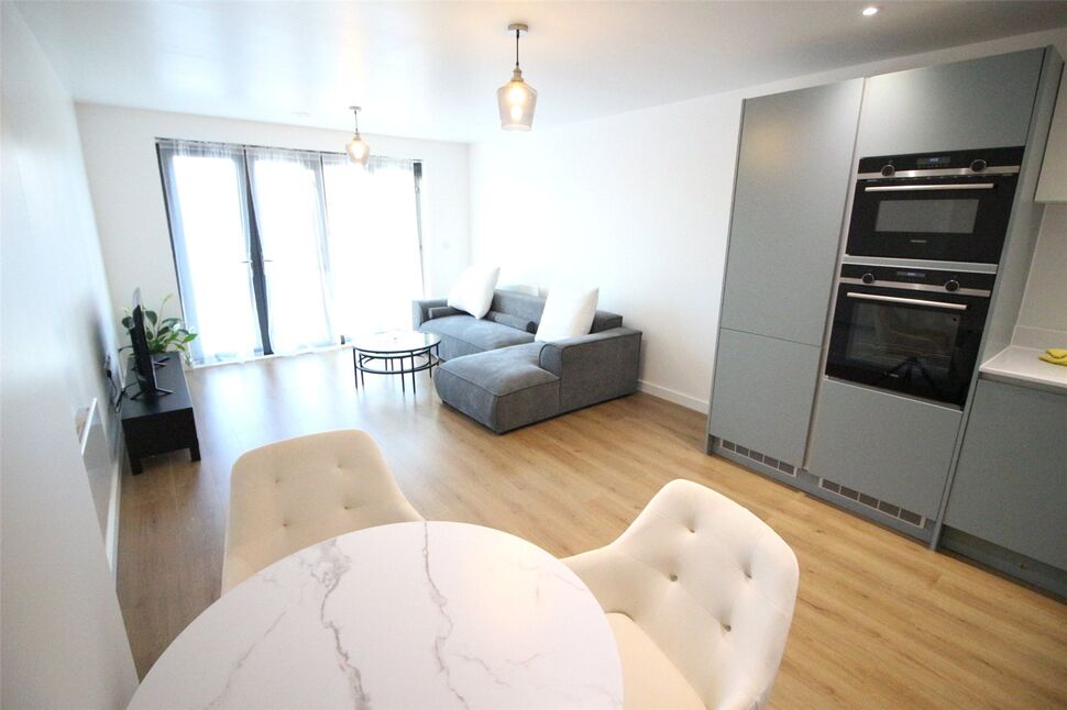 Flat Knoll Rise in Greater London