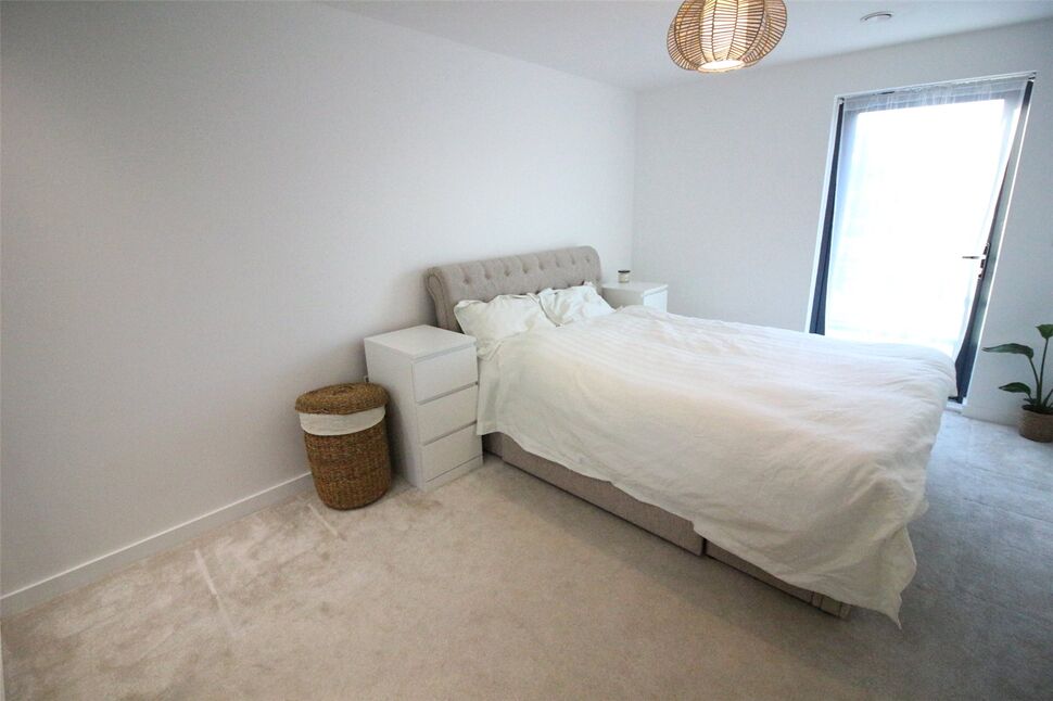 Flat Knoll Rise in Greater London