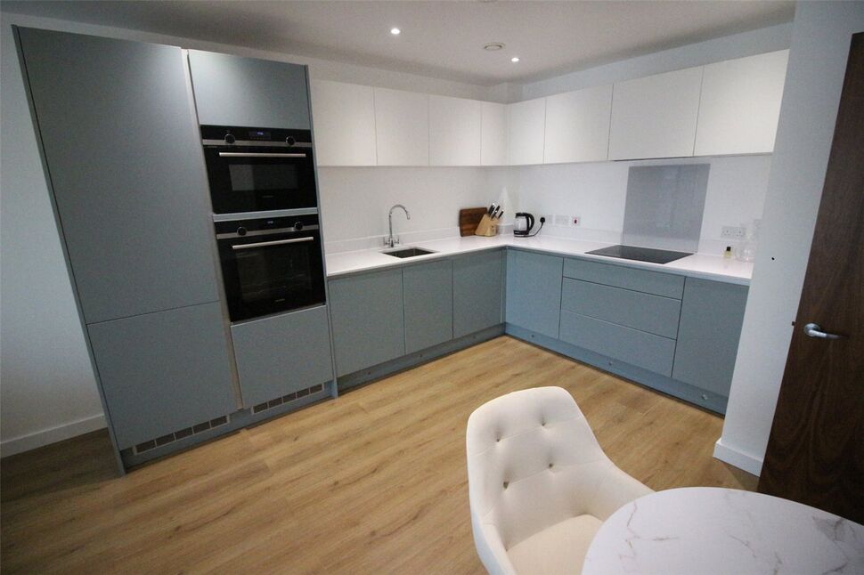 Flat Knoll Rise in Greater London