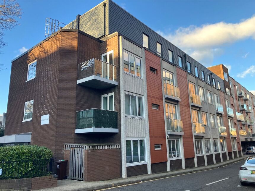 Flat Knoll Rise in Greater London