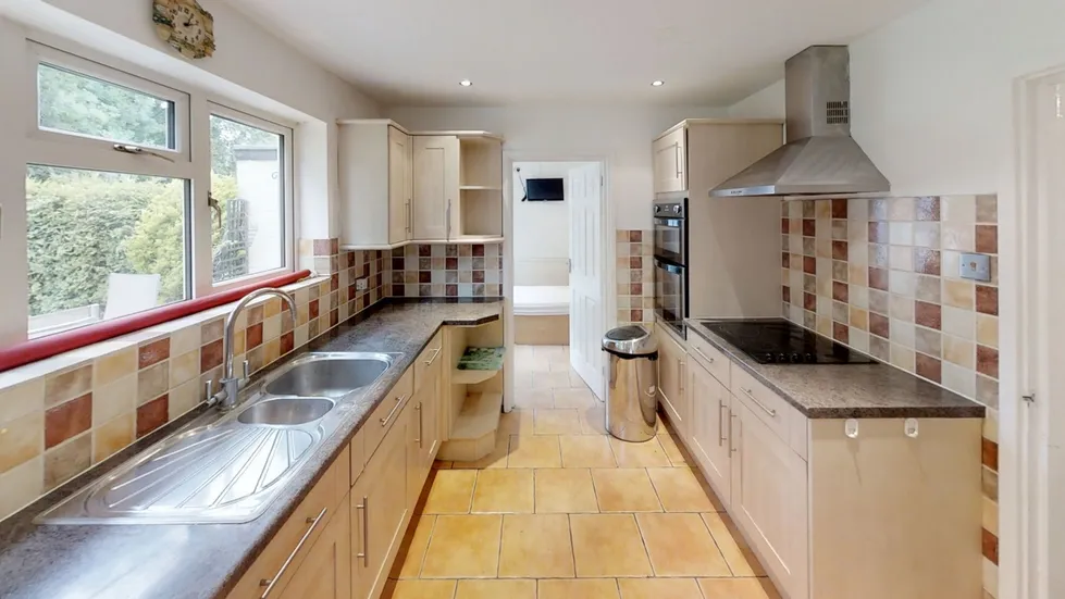Room Applegarth Avenue in Guildford