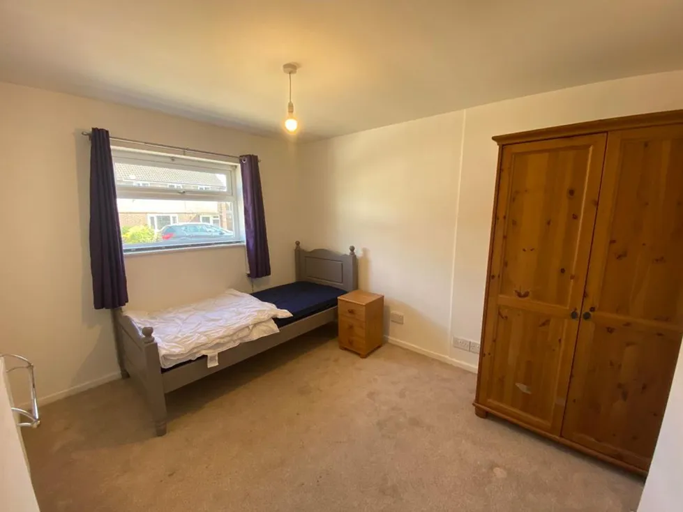 Room Applegarth Avenue in Guildford