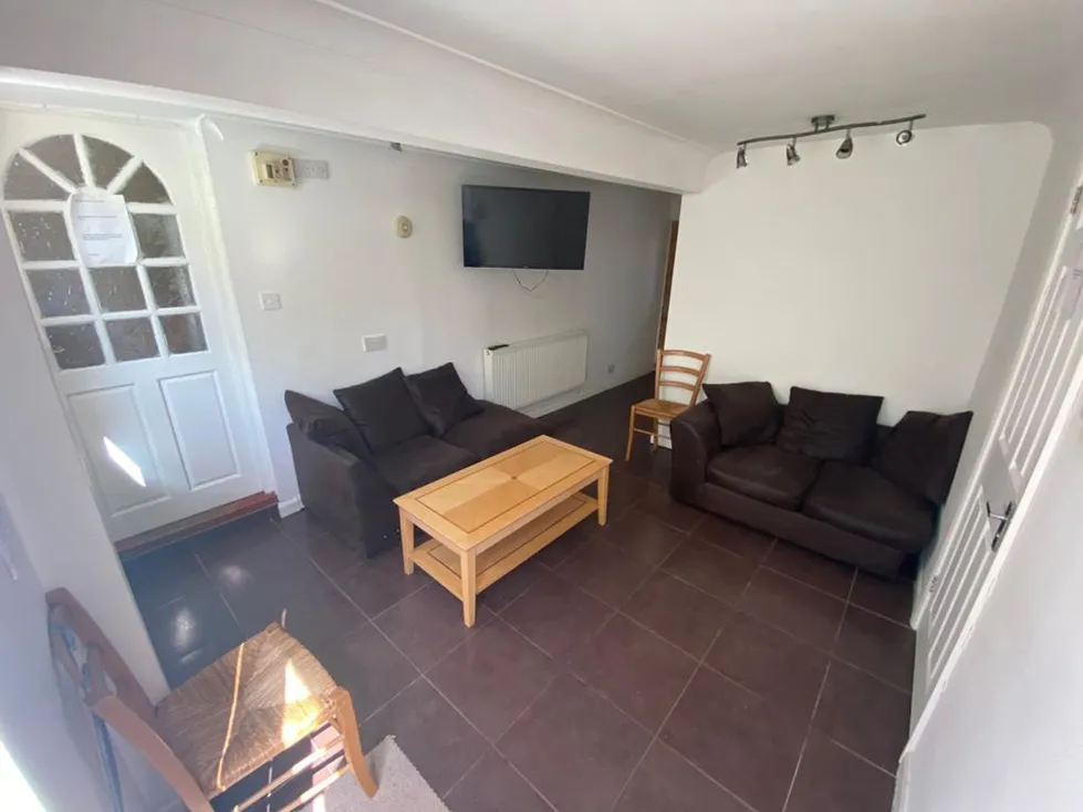 Room Applegarth Avenue in Guildford