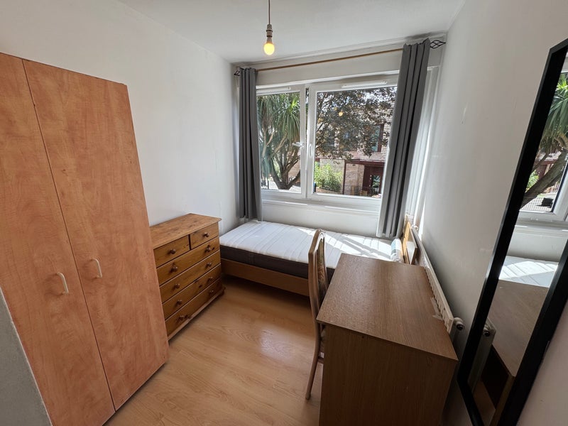 Room Hawkstone Road in Greater London