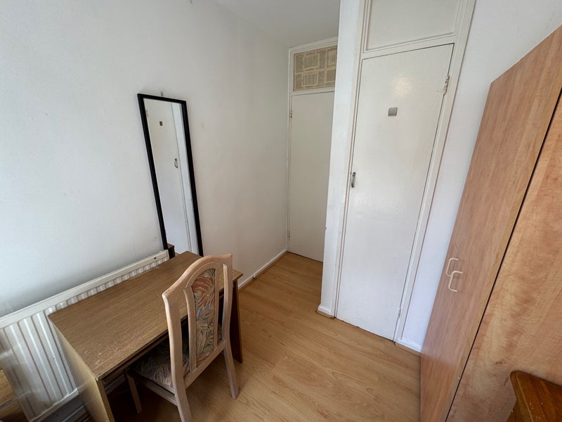 Room Hawkstone Road in Greater London