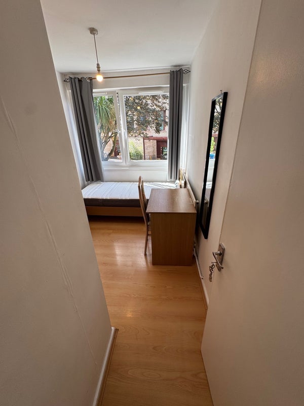 Room Hawkstone Road in Greater London