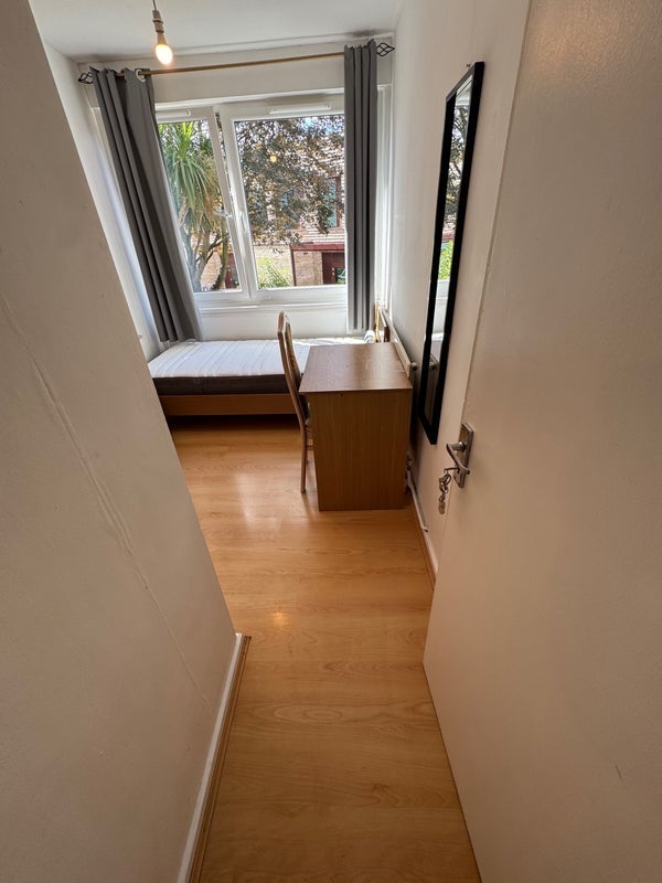 Room Hawkstone Road in Greater London