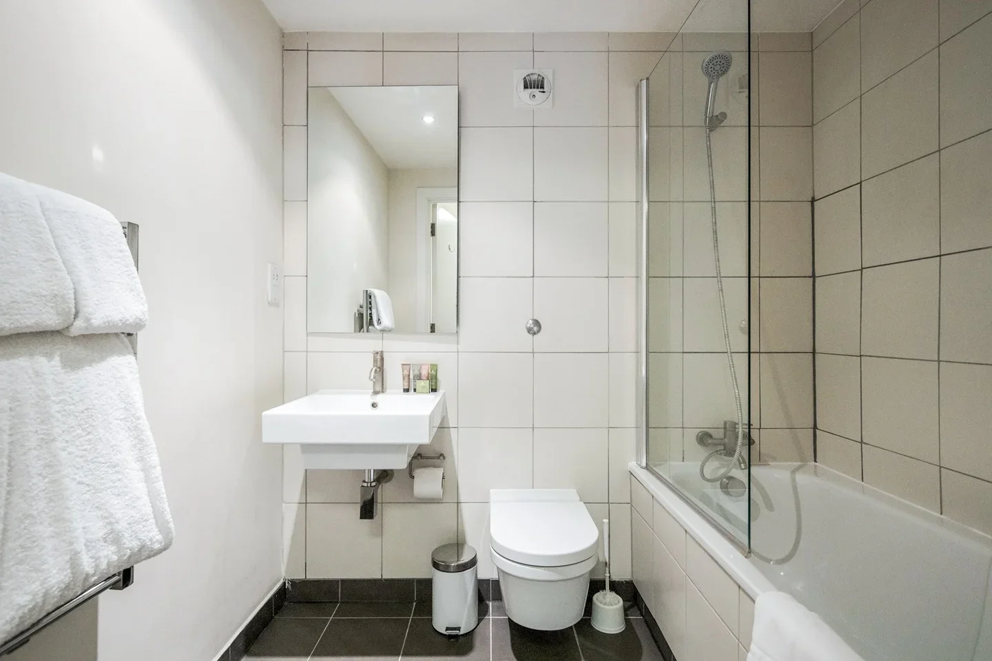Flat Upper Thames Street in City of London