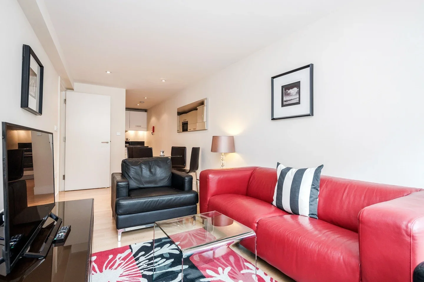 Flat Upper Thames Street in City of London