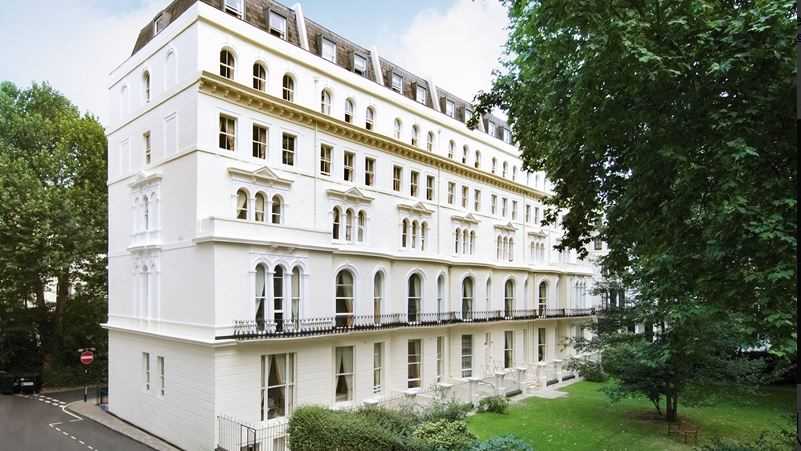Flat Kensington Court in Greater London
