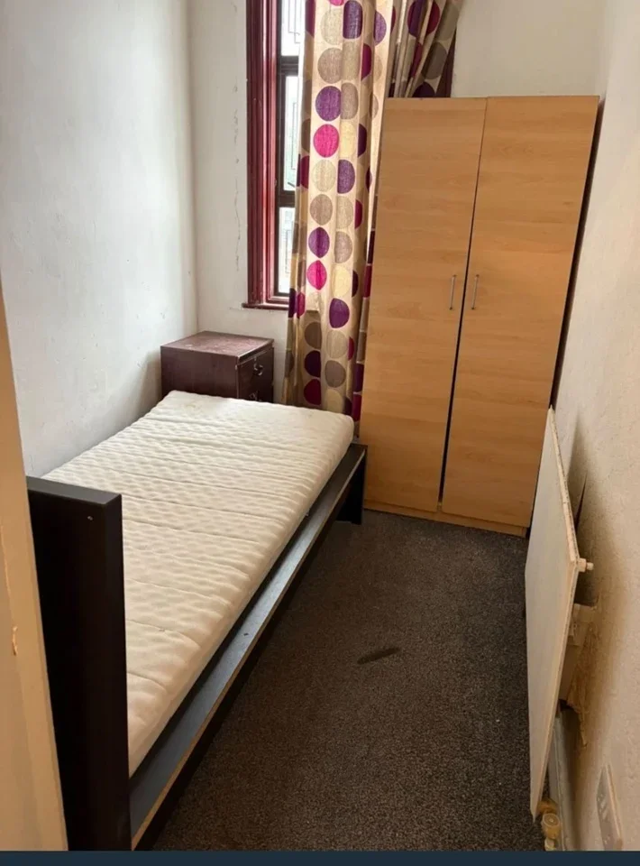 Room Byron Avenue in Greater London