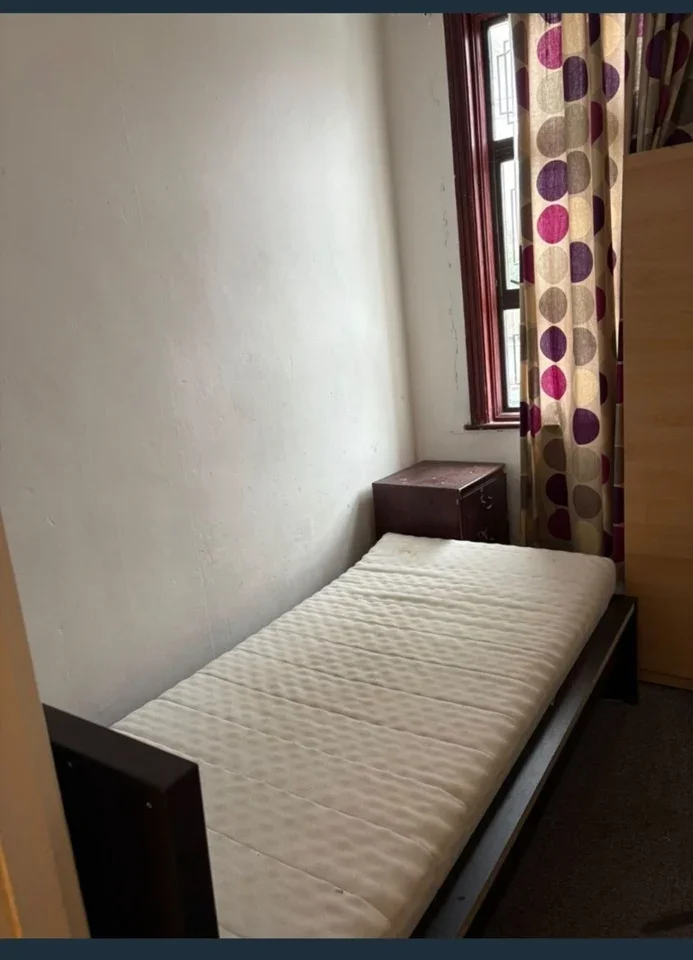 Room Byron Avenue in Greater London