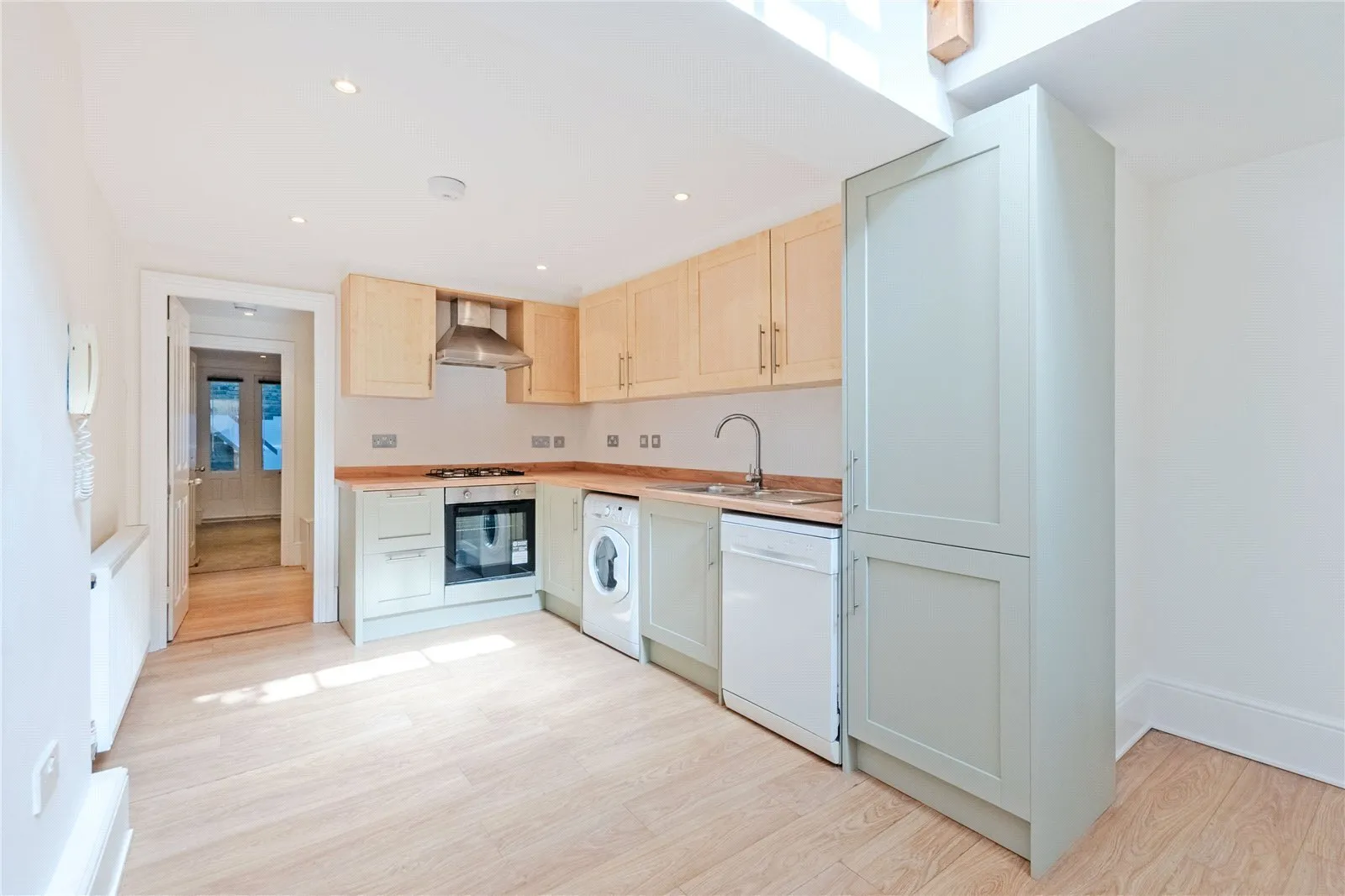 Flat Hackney Road in Greater London