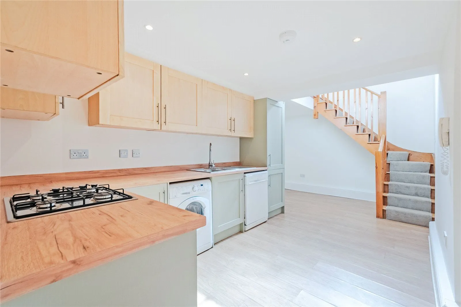 Flat Hackney Road in Greater London