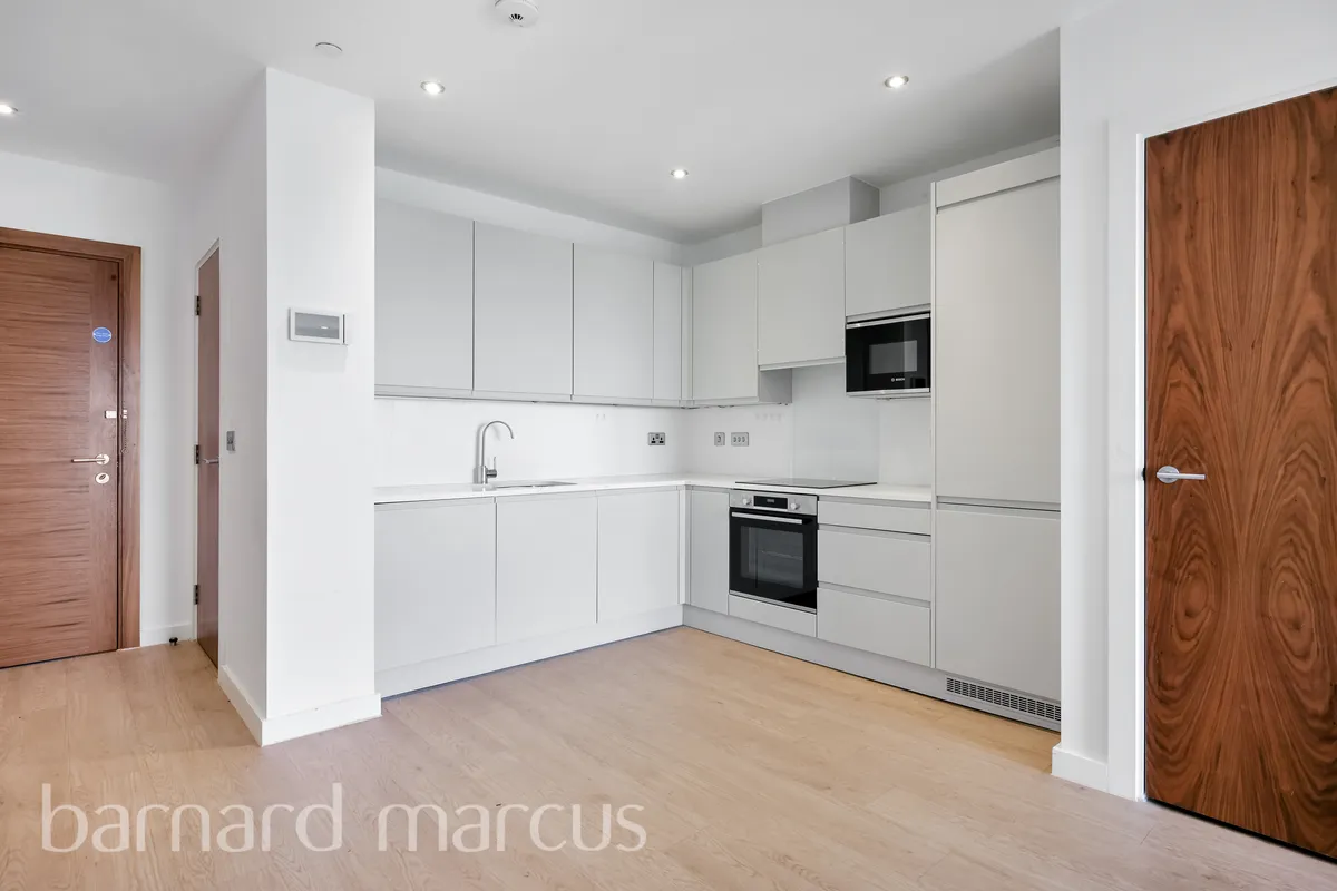 Flat Sutton Court Road in Greater London