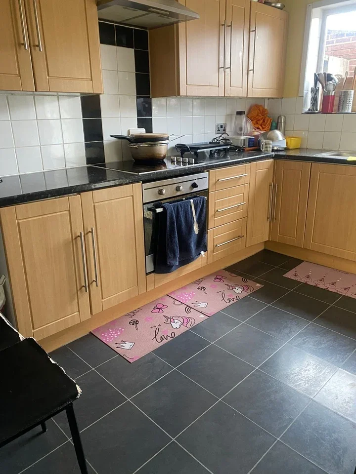 Room Morris Road in Greater London