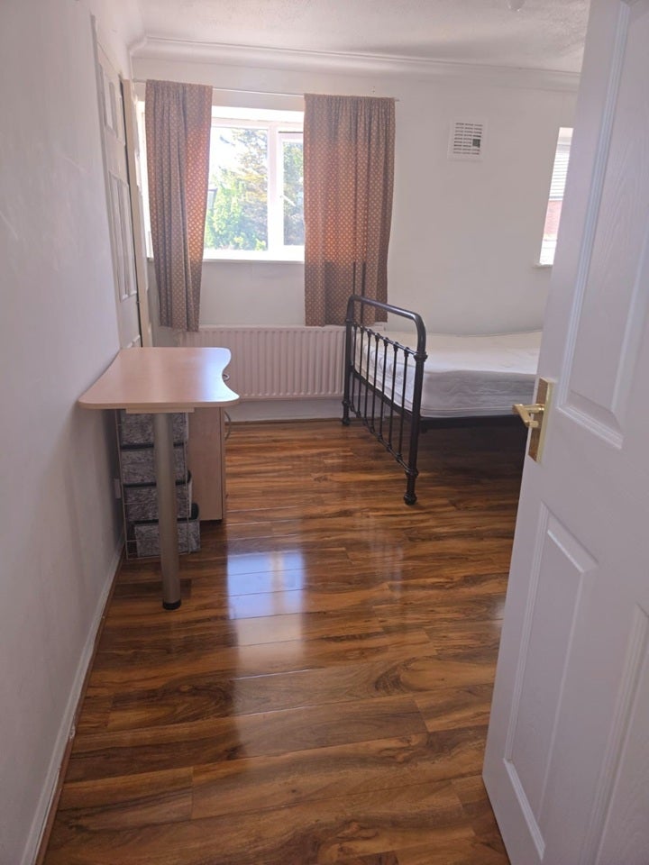 Room Morris Road in Greater London