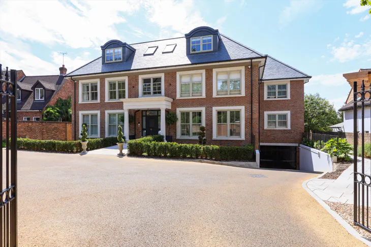 Flat Leigh Court Close in Elmbridge
