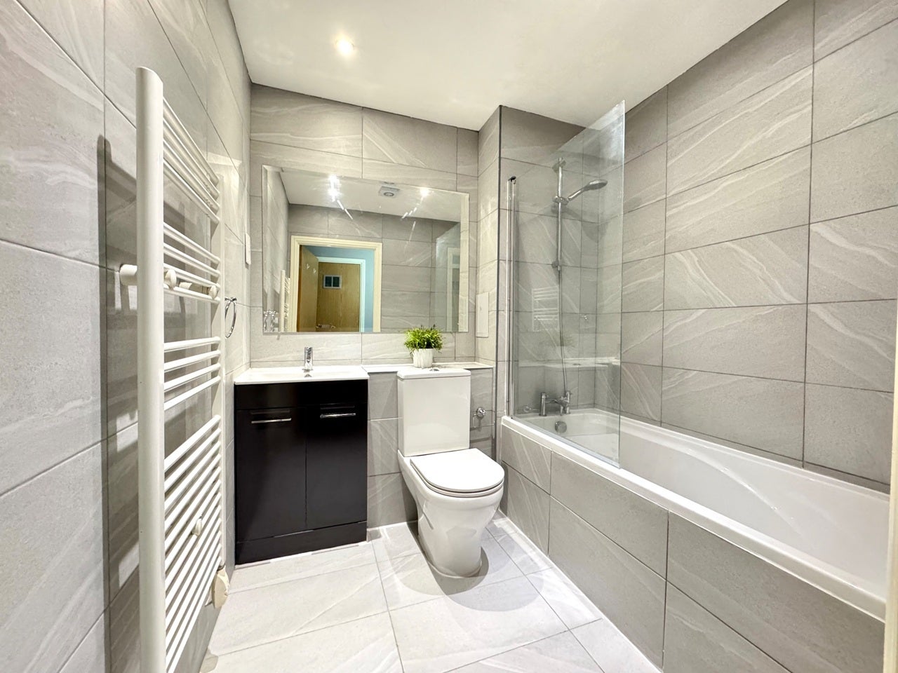 Flat Axon Place in Greater London