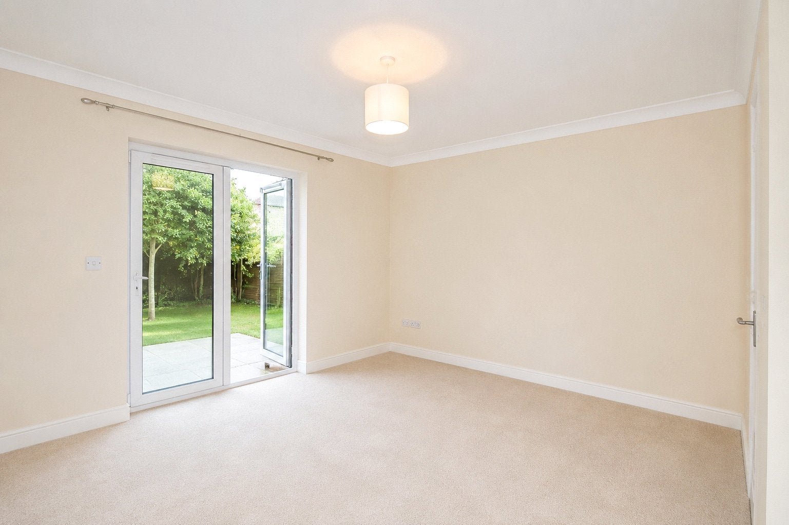 Flat Oriental Road in Woking