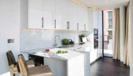 Flat Ponton Road in Greater London