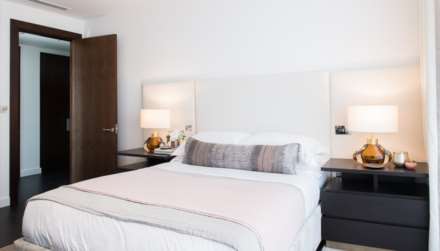 Flat Ponton Road in Greater London