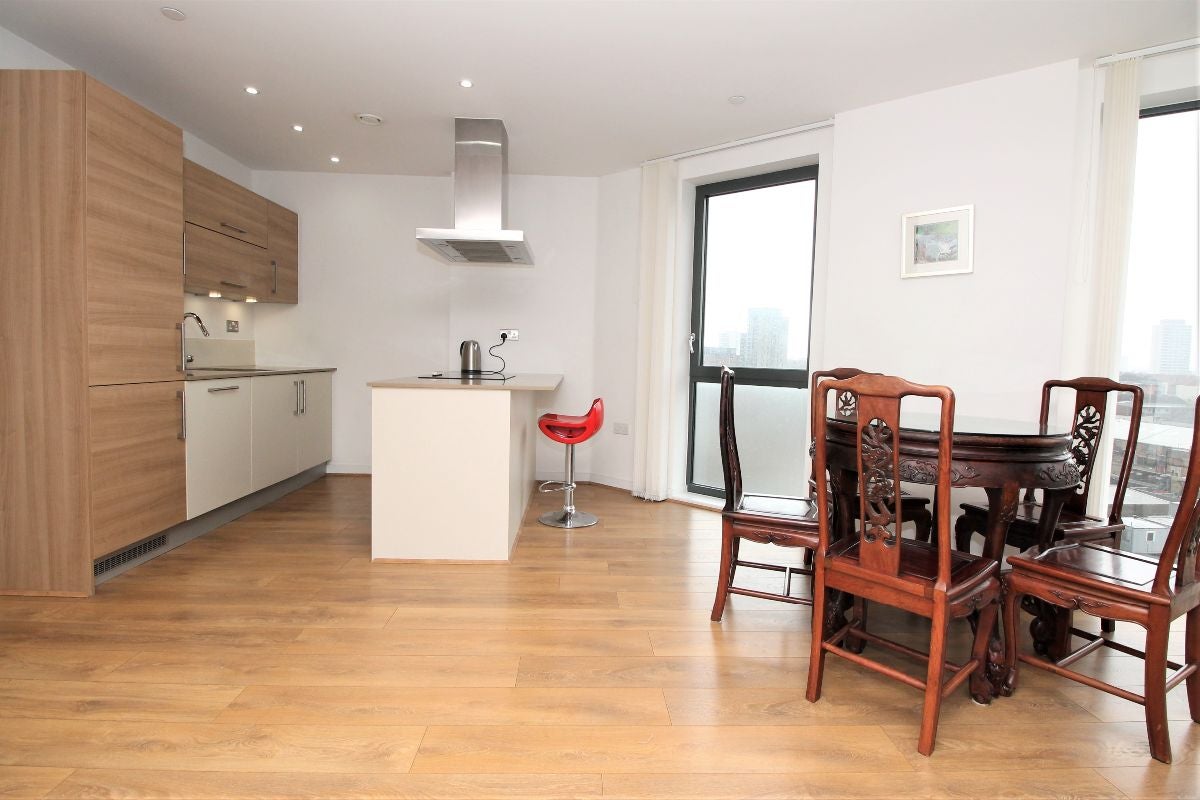 Flat Tweed Walk in Greater London