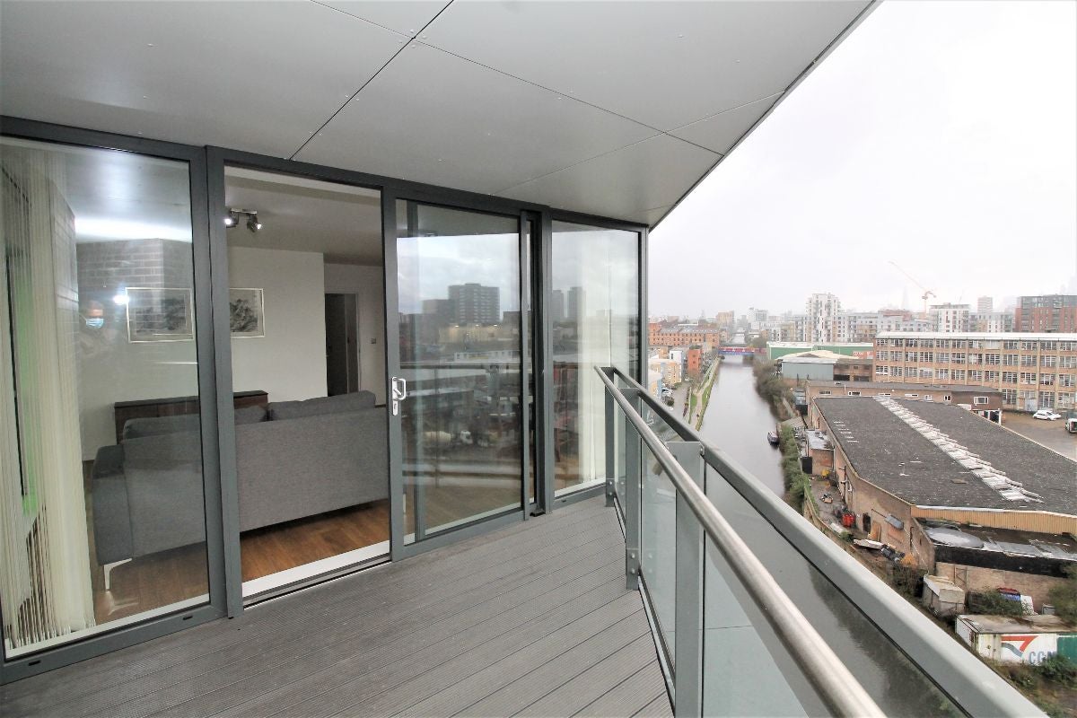 Flat Tweed Walk in Greater London