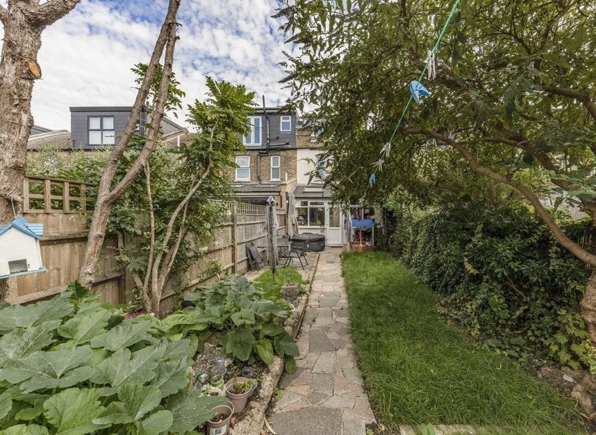 House Vernon Avenue in Greater London