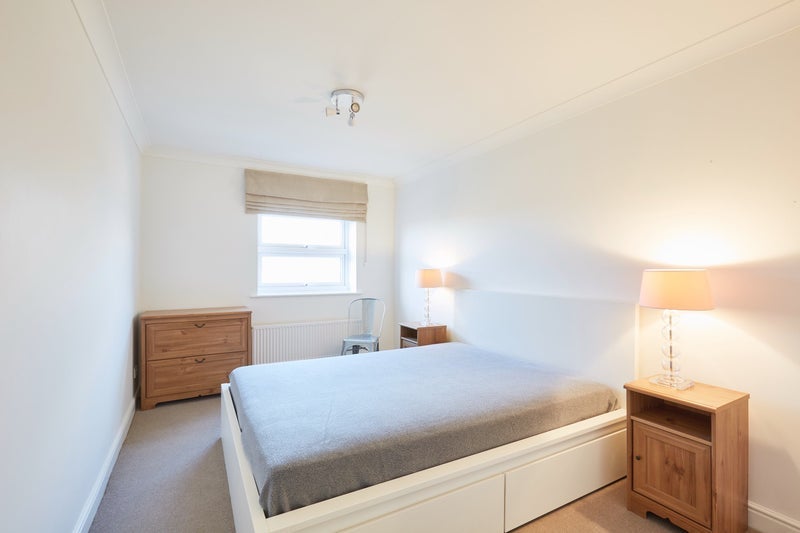 Room Lisle Close in Greater London