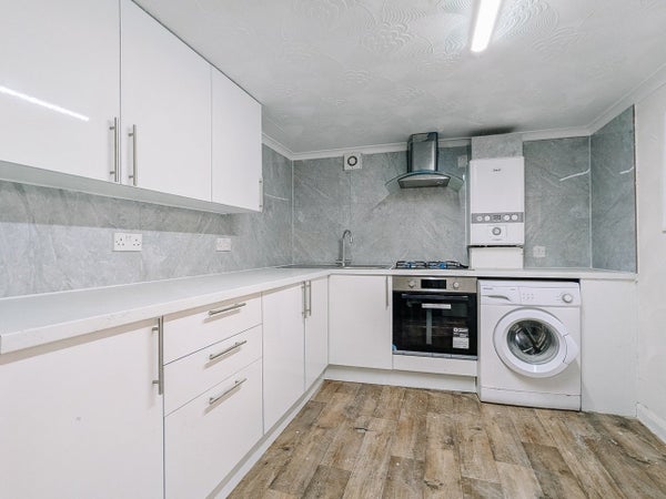 Flat Herbert Road in London