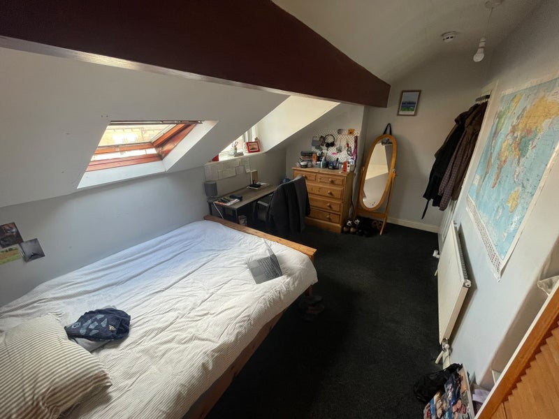 Room Ash Road in Leeds