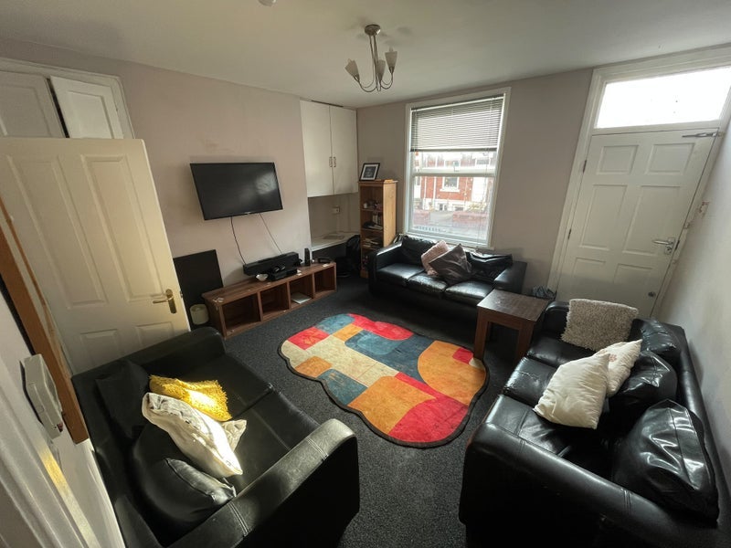 Room Ash Road in Leeds