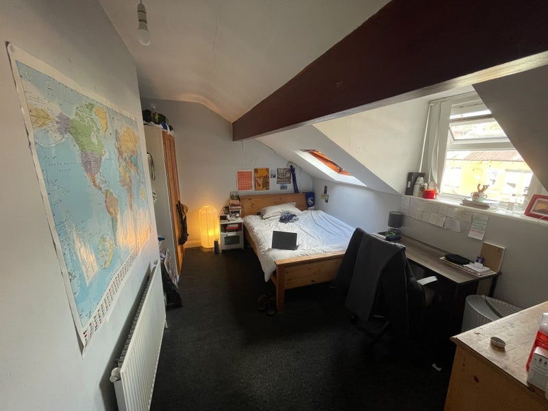 Room Ash Road in Leeds