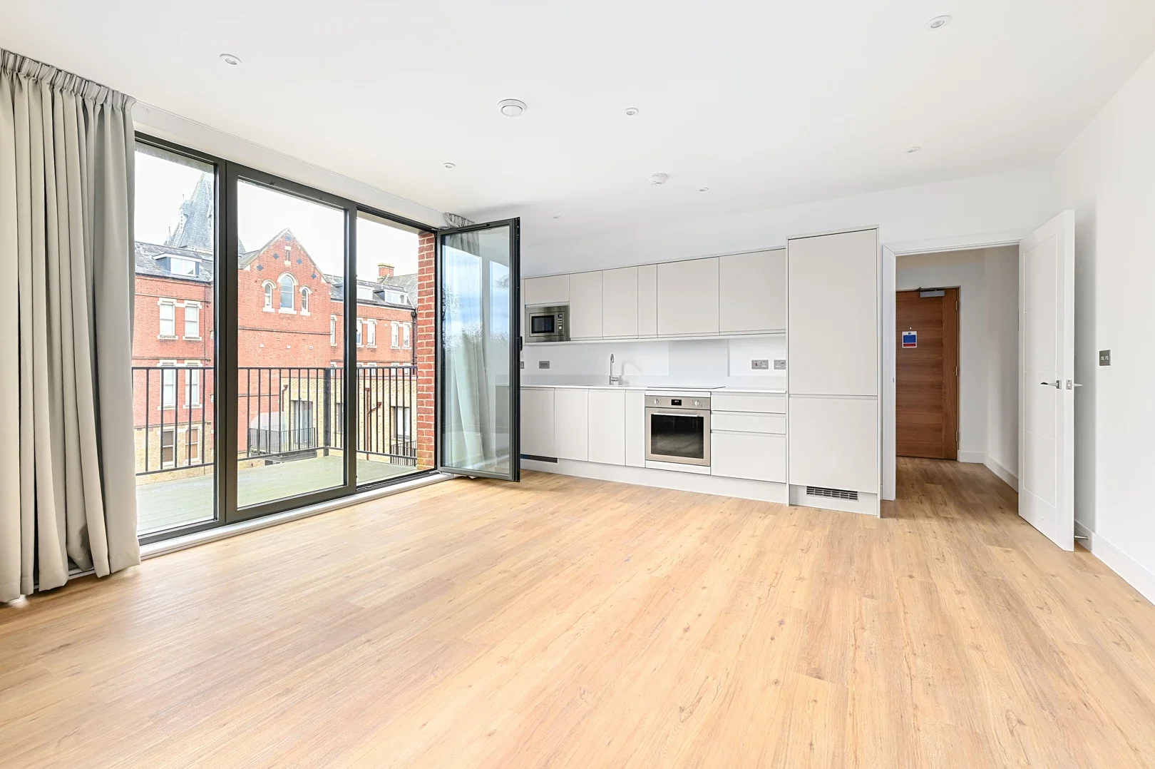 Flat Farnborough Road in Rushmoor