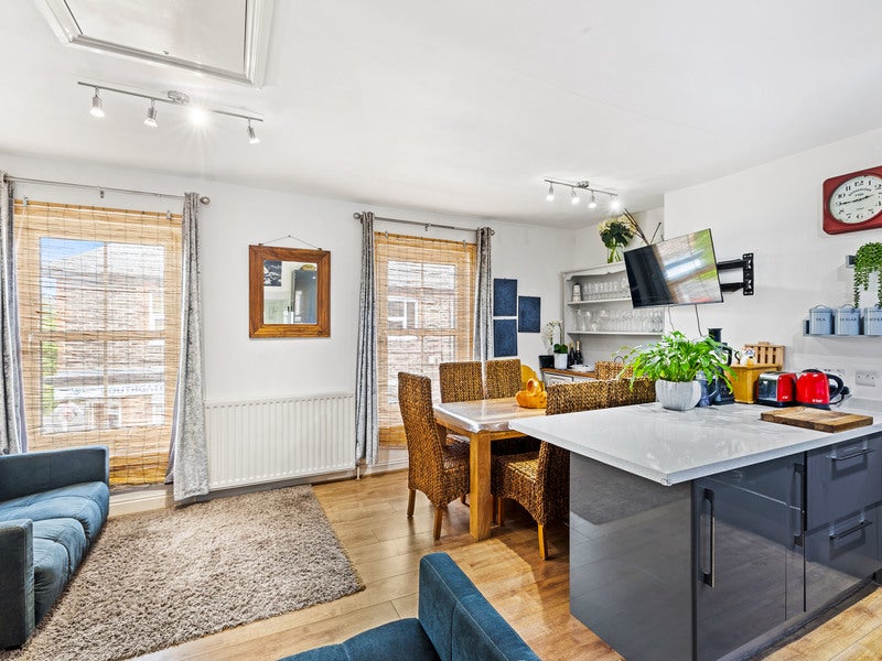 Flat West Street in Crawley