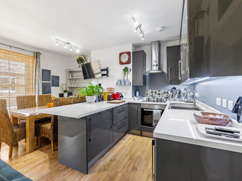 Flat West Street in Crawley