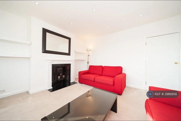 Flat Trenholme Close in Greater London