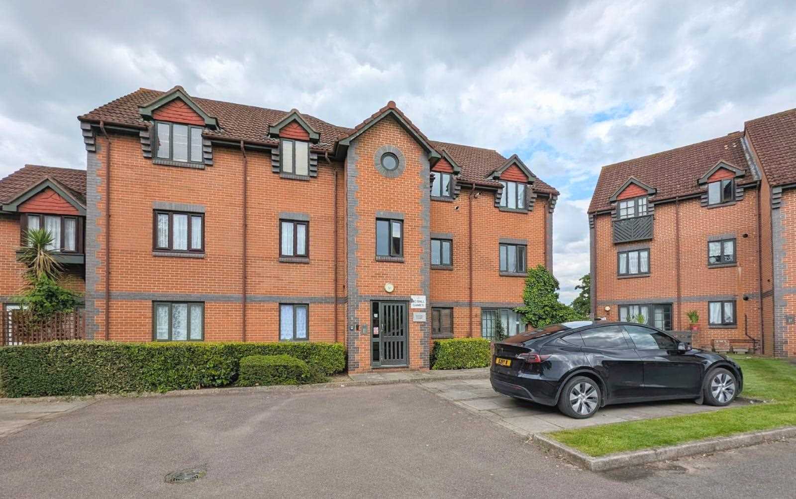 Flat Magpie Close in Greater London