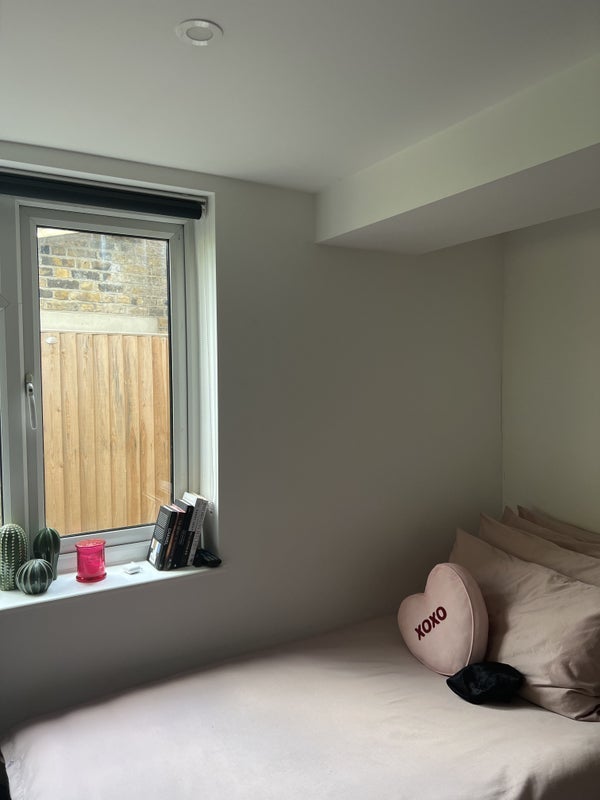 Flat Kenworthy Road in Greater London